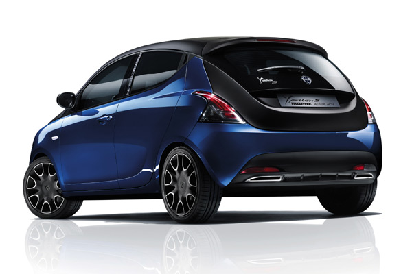 图示的ypsilon s momodesign采用宝蓝色车色,而b柱上也有「momodesign