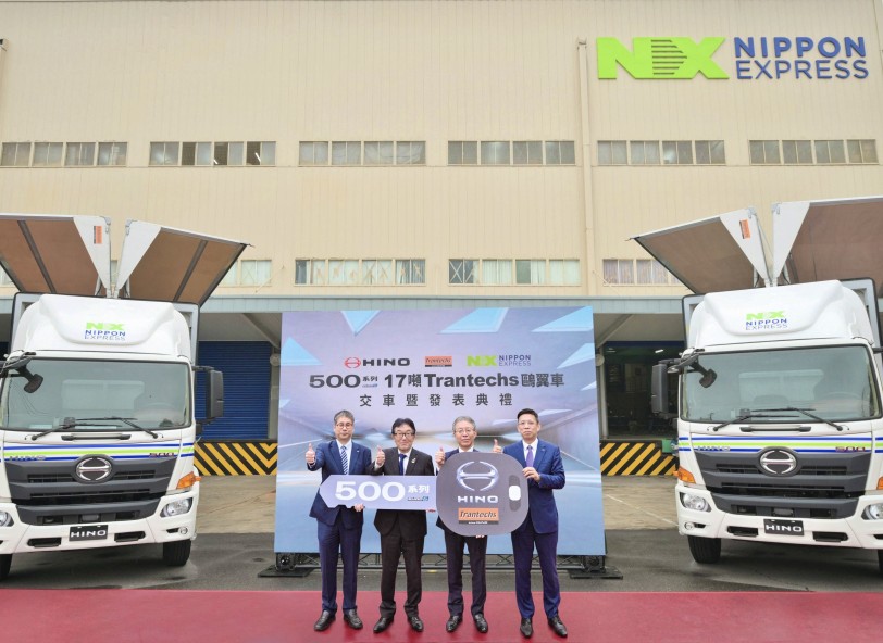 HINO 500系17噸鋁合金鷗翼大貨車全新上市  攜手NX臺灣國際物流交車啟用，成就載運新風範!