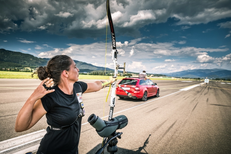 飆速215km/h空中抓飛箭？Skoda Octavia Combi RS 245跟奧運射箭選手比快！