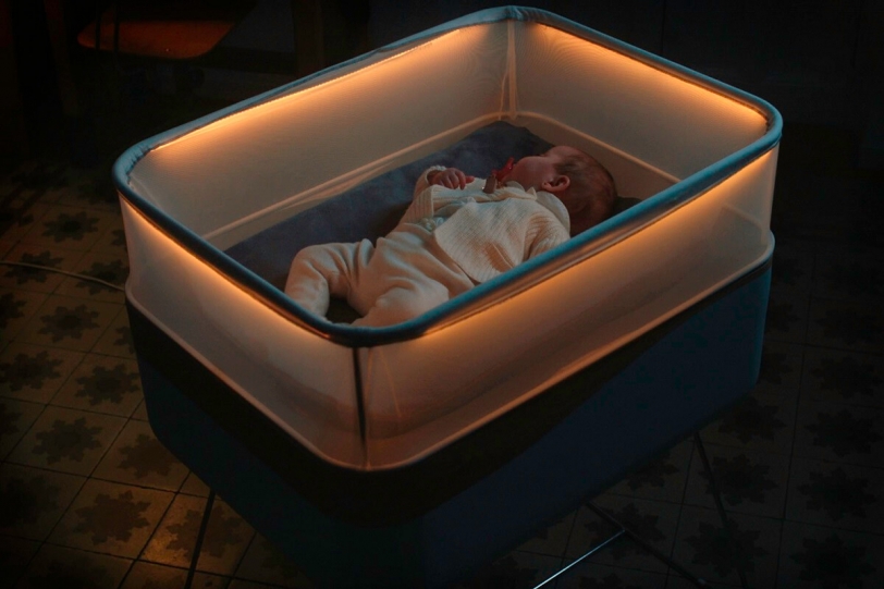 Ford智慧嬰兒床模擬夜間行車動態 讓寶寶一夜好眠