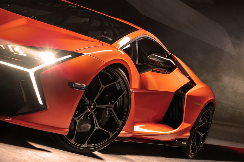 日本普利司通攜手 Lamborghini 推全球首款油電混合超跑輪胎 V12 Revuelto 獨家搭載 Potenza Sport