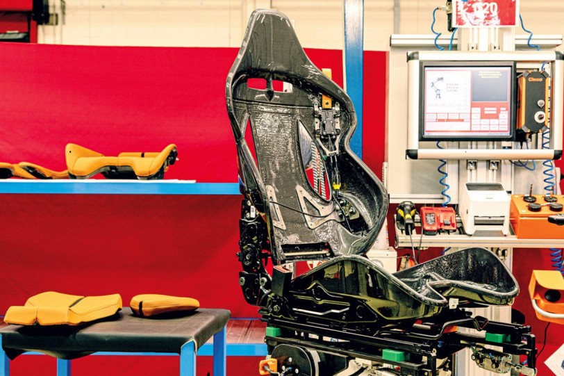 一分半短片了解Ferrari SF90 Stradale輕量化座椅的製造過程