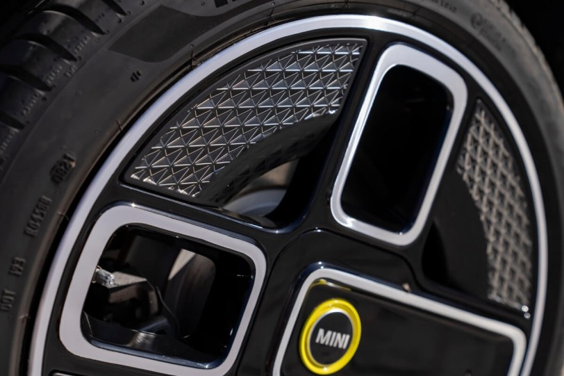 BMW集團首次！MINI Cooper SE Convertible合金輪圈的製作100%使用回收鋁