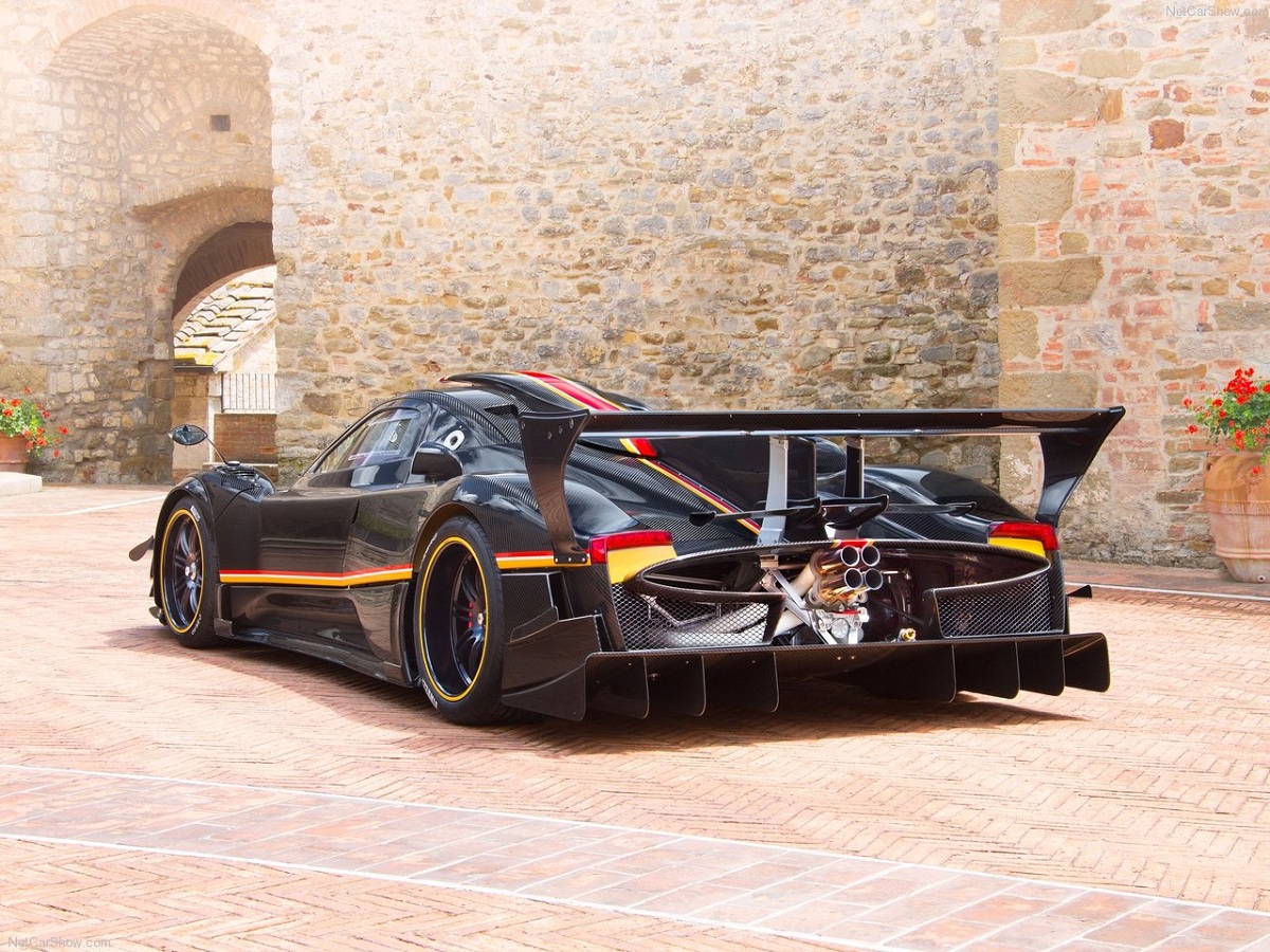 Pagani Zonda Revolucion 2013 1280x960 wallpaper 08