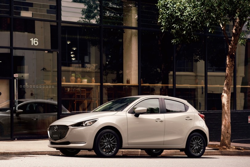 74.9萬/79.9萬、新增琉光金與無線Apple Carplay，2022 年式樣Mazda2 登場！
