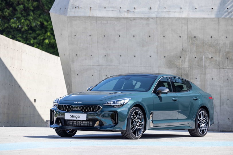 新車色「墨碧綠」導入，維持三車型155.9萬元起，2023 年式樣 KIA Stinger 發表！