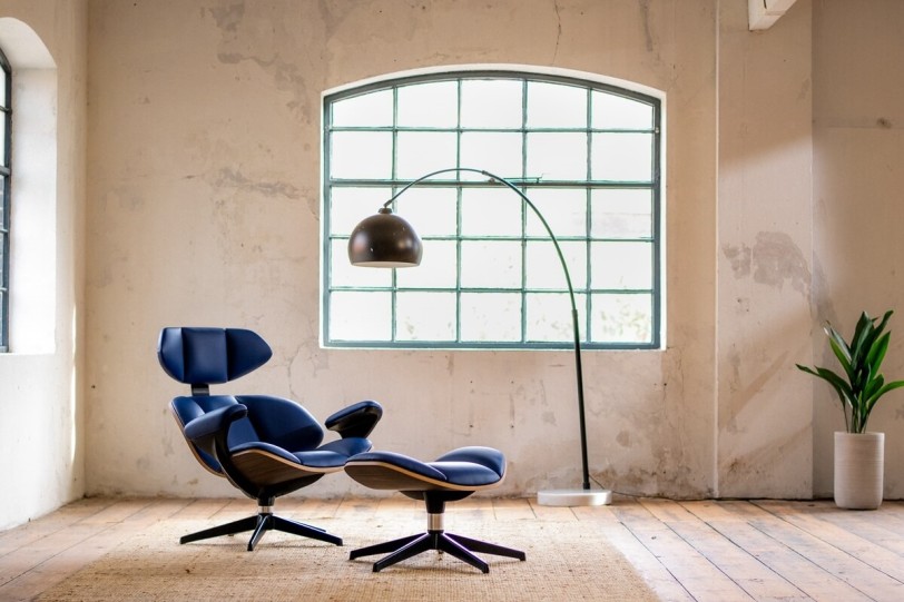 汽車設計大師Ian Callum推出限量生產的碳纖維高級座椅：CALLUM Lounge Chair