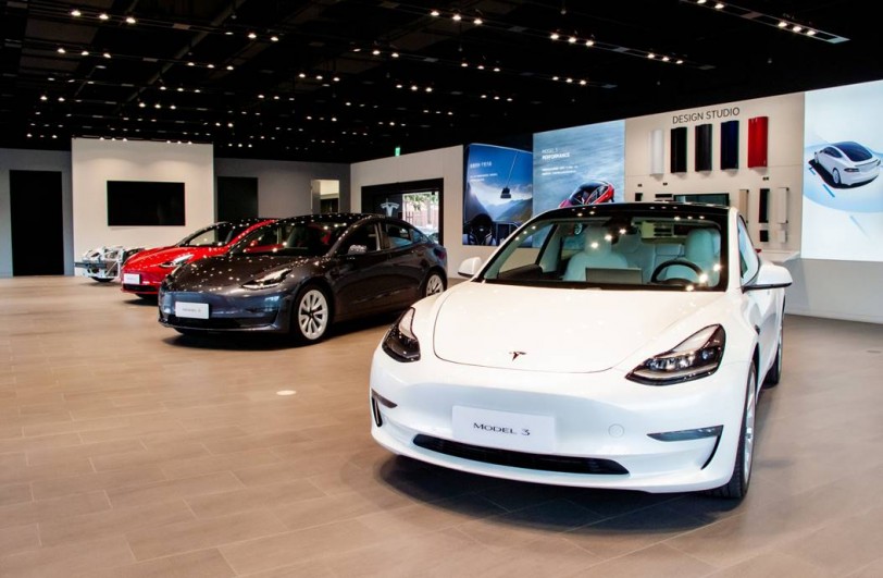 Tesla Model 3 白色內裝版本進駐全台 Tesla 展間！