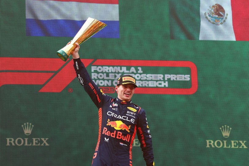 制霸主場！Red Bull車隊Max Verstappen回歸紅牛賽道奪冠，Sergio Pérez競速超車登上頒獎台
