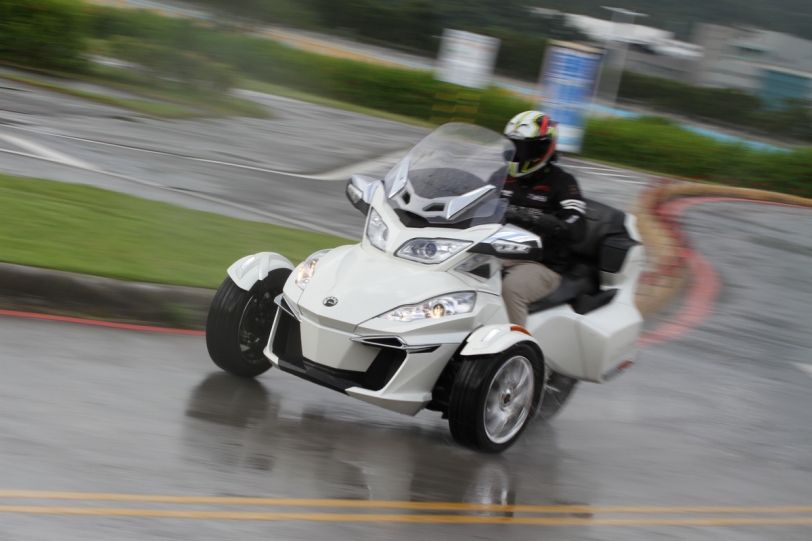 騎著汽車上路，Can-Am Spyder RT Limited三輪重機試駕報導