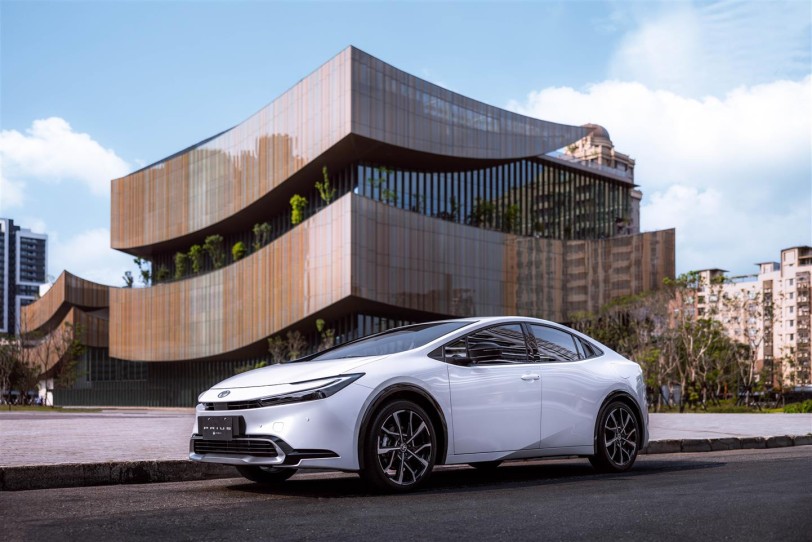 新增 Qi 智慧型手機無線充電裝置、售價 129.9/137.9 萬漲價 4000 元，Toyota Prius PHEV 2025 年式發表！