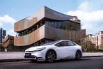 新增 Qi 智慧型手機無線充電裝置、售價 129.9/137.9 萬漲價 4000 元,Toyota Prius PHEV 2025 年式發表!