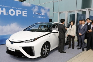「氫能城市論壇」展示氫燃料電池車Toyota Mirai 總統當選人蔡英文女士蒞臨參觀