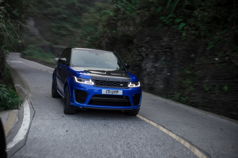 中國天門山上的性能對決！Range Rover Sport SVR力壓Ferrari 458 Italia