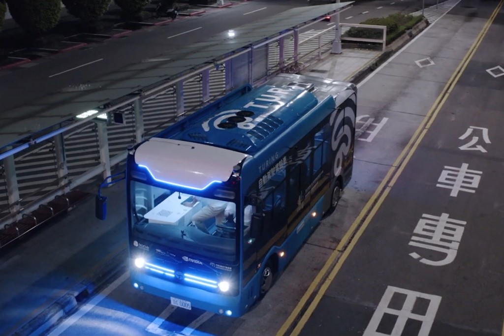 大眾運輸交通工具智慧化 台北市自動駕駛公車測試中