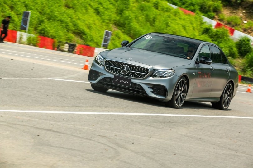 全新Mercedes-AMG E 53 4MATIC+四門房車、雙門跑車以435匹的強勁動力詮釋最新EQ Boost動力科技