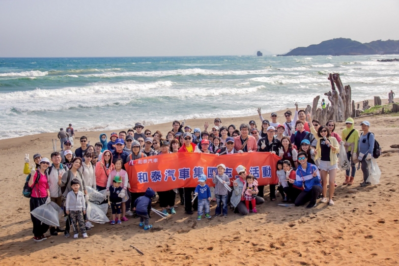 和泰集團守護台灣美麗海岸線 百名志工攜手淨灘 恢復海岸生態自然風貌