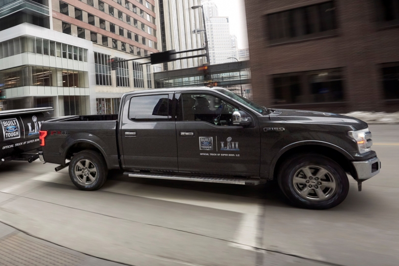 好會拖！Ford F-150加掛雪橇型拖車變身NFL超級盃接駁車