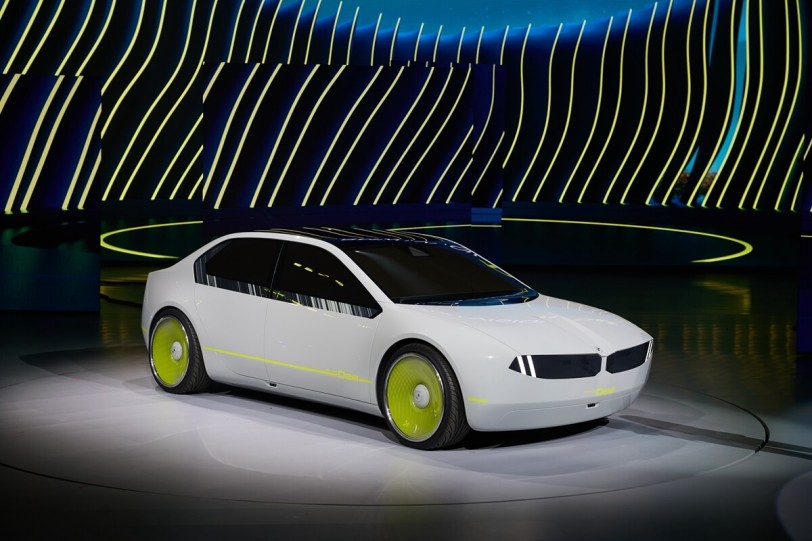 BMW發佈下一世代抬頭顯示器，並推出i Vision Dee概念車，免工具進入虛擬世界