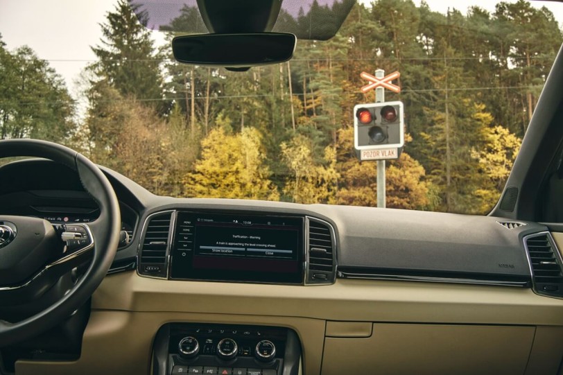 為了道路安全，Skoda在交通資訊娛樂應用程式中測試列車警告