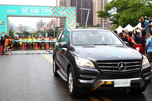 響應2014 NIKE 女生運動節 ，Mercedes-Benz豪華車隊陪跑