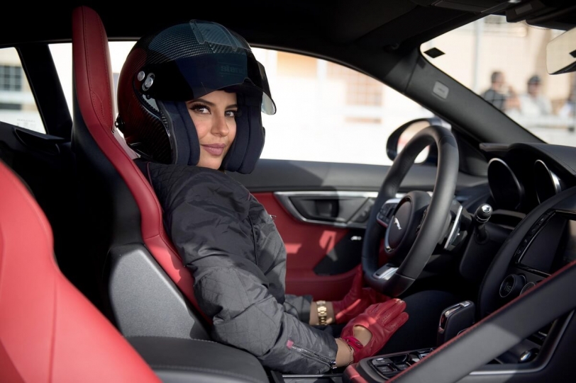 Jaguar贊助阿拉伯女性 在賽道上奔馳(內有影片)