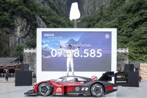 Volkswagen ID.R純電賽車以7分38.585成功征服99個彎道的中國天門山