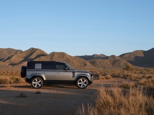 JLR 全車系 9 月份限時推出 5 年安心禮遇購車優惠,5 年 0 利率分期財務方案輕鬆入主,再享升級 5 年原廠保固與 5 年原廠保養服務