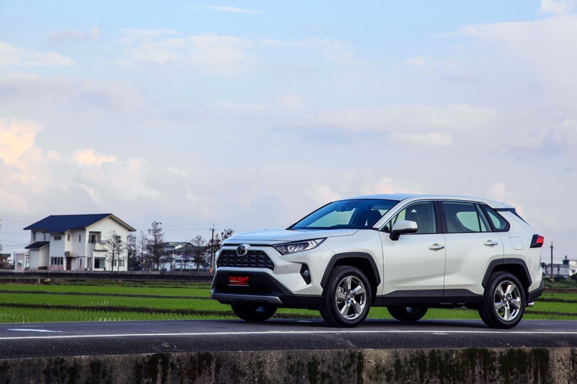 部分規格車頂架從標配改成選配、售價調降 4-5000 元！Toyota RAV4 外觀配備小幅變更