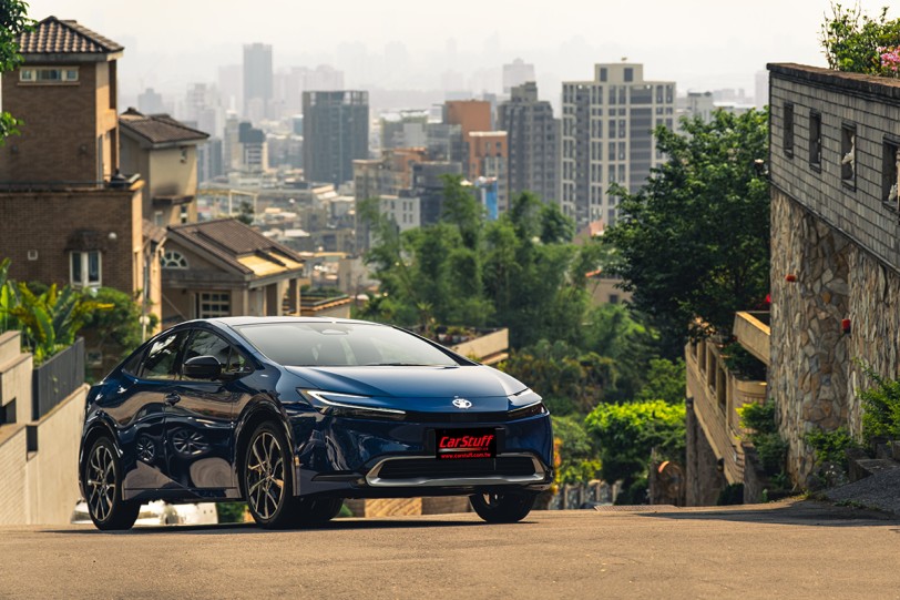 在電能亂世中重新愛上油電，2023 Toyota Prius PHEV 2.0