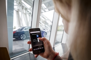 用手機停車，新一代M-Benz E-Class將導入遙控駕駛科技