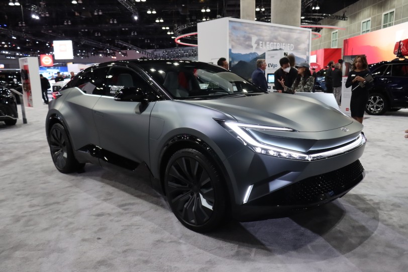 2022 洛杉磯車展現場直擊：下世代 C-HR 的純電兄弟？ Toyota bZ Compact SUV Concept 實拍