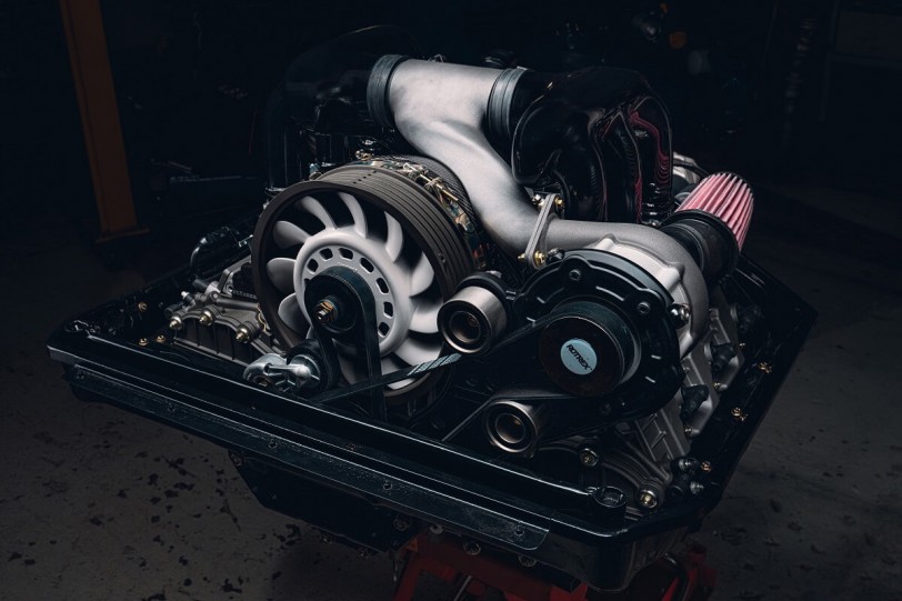 基於Porsche 964的「OEM+」改造！Theon Design推出「機械增壓」氣冷水平對臥六缸引擎
