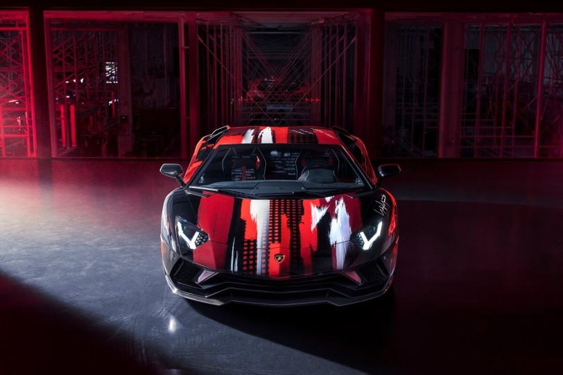 由設計大師：山本耀司創作的Lamborghini Aventador S正式亮相！並推出聯名服飾