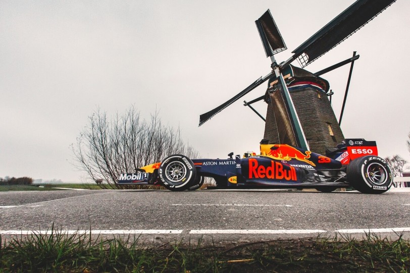 賽車迷久等了！Aston Martin Red Bull Racing F1賽車及賽車手駛進荷蘭各知名地標，展開高速競逐