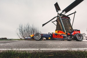 賽車迷久等了!Aston Martin Red Bull Racing F1賽車及賽車手駛進荷蘭各知名地標,展開高速競逐