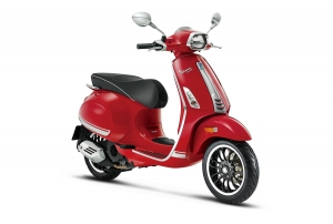 Vespa Sprint限定版，限量100台旋風登台，火焰紅、消光黑雙色吸引眾人目光