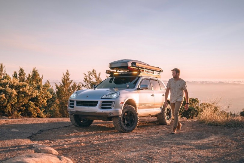 退伍戰士與他全地形功能改造的Porsche Cayenne,並引以為家!