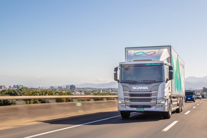 亞太第一輛電動大貨卡掛牌上路  台灣通運與 SCANIA 綠色物流運輸服務 可為企業年減碳52噸