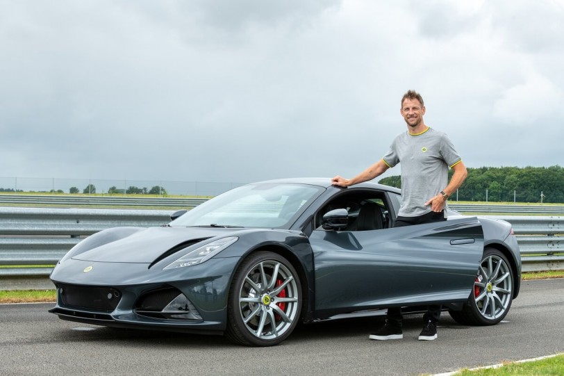 Jenson Button在全球首次試駕Lotus Emira之後，覺得價格太超值了！