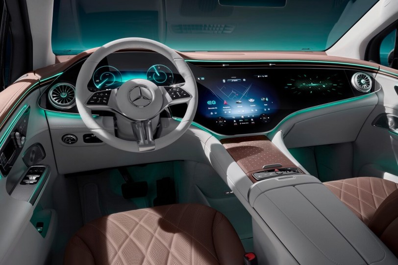 十月亮相之前，Mercedes‑Benz先發佈EQE SUV的內裝照