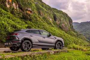 超份量大野牛!Lamborghini Urus讓你「殺」無捨、「彎」無懼