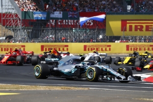 Lewis Hamilton狂飆!助銀箭在F1英國站從墊底拉回2、4名