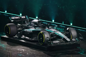 2025賽季前奏！Mercedes-AMG W16 全新戰駒 F1 75 Live驚豔亮相