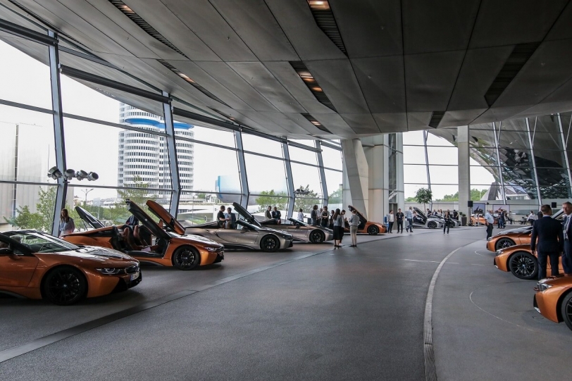 i8 Roadster正式開始交車，BMW特別為前18名車主舉辦隆重交車大典