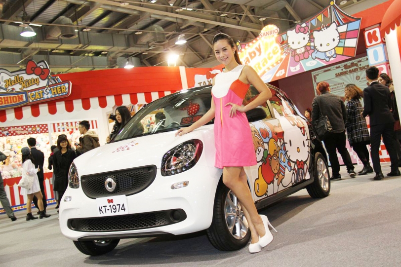 Smart創意再出奇招，Forfour Kitty專車現身「Hello Kitty Go Around歡樂嘉年華」