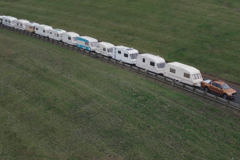 大力遊俠是你！Ford Ranger拖著15輛露營車示範何謂超強拖曳力