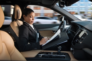 開車通勤不再浪費時間，Volvo自動駕駛系統2017年上路