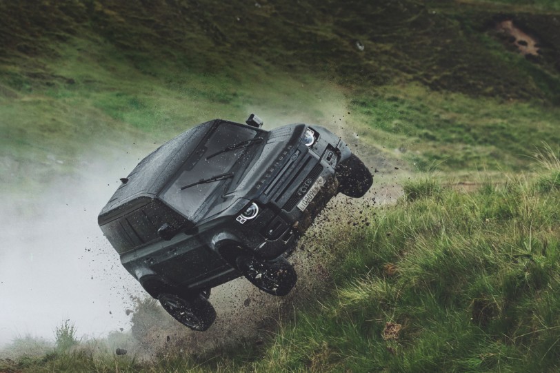 007情報員的新夥伴 Land Rover Defender摔不壞