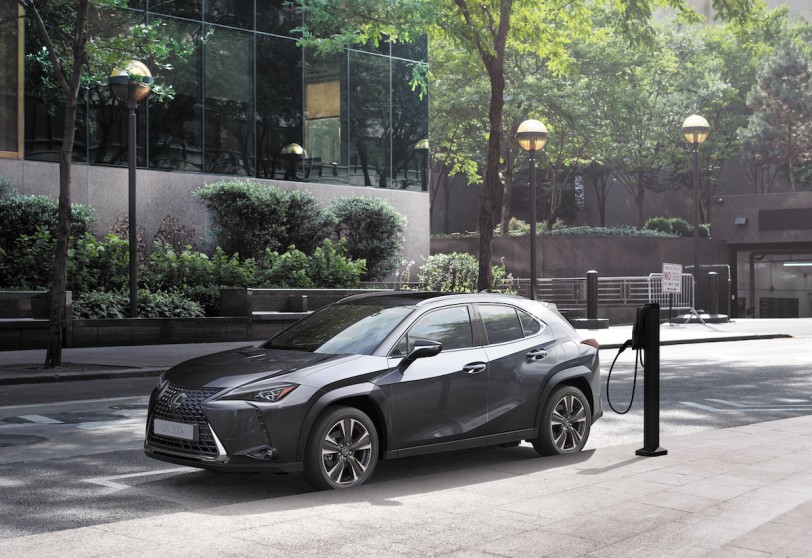 油電版本換裝第五代 2.0 Hybrid、純電系統效能升級，Lexus UX300h/300e 日規全面「電氣化」新年式發表